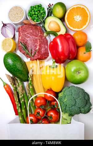 Gesundes essen Hintergrund. Gesundes Essen in papiertüte Fleisch, Obst, Gemüse und Nudeln auf weißem Hintergrund. Shopping Essen im Supermarkt Konzept Stockfoto