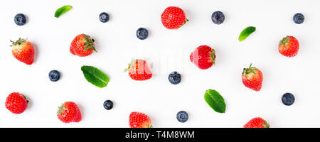 Erdbeere, Heidelbeere, Minze auf weißem Hintergrund. Beeren Muster, flach. Kreative essen Konzept. Lange web Format Stockfoto