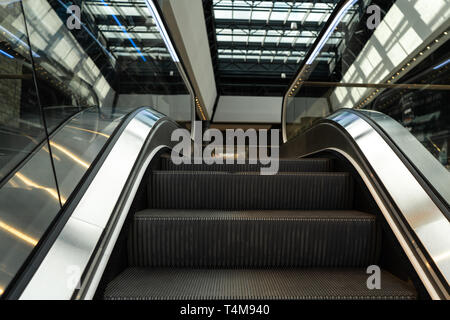 Rolltreppe in einem Einkaufszentrum in der Nähe von Stockfoto
