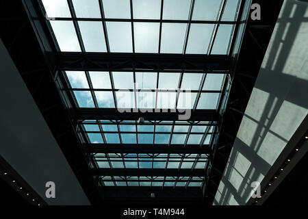 Gläserne Decke in einem Einkaufszentrum mit einem hellen Sonne außerhalb Stockfoto