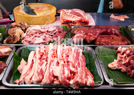 Frisches Fleisch auf dem Markt - Schweinerippchen Stockfoto