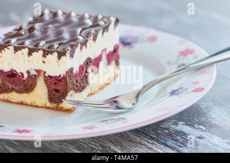 Berühmte Kuchen in Deutschland genannt Donauwelle ist ein Schokolade Kuchen mit Buttercreme und Sauerkirschen Stockfoto