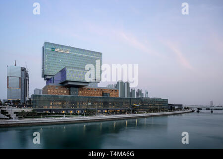 AL MARYAH ISLAND, ABU DHABI, VEREINIGTE ARABISCHE EMIRATE - 31. März 2019: Der Cleveland Clinic Abu Dhabi auf Al Maryah Island, durch HDR-Architektur konzipiert. Stockfoto