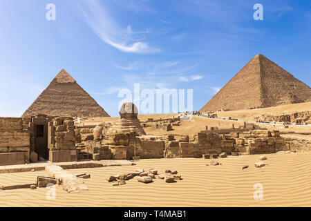 Die Pyramiden von Gizeh komplex: Die Sphinx, die Pyramide des Chephren, der Tempel und die Pyramide des Cheops, Ägypten Stockfoto