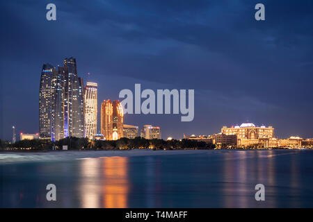 ABU DHABI, VEREINIGTE ARABISCHE EMIRATE - April 5, 2019: Etihad Towers (links), die aus Wohnungen und einem Jumeirah Hotel, und Emirates Pala Stockfoto