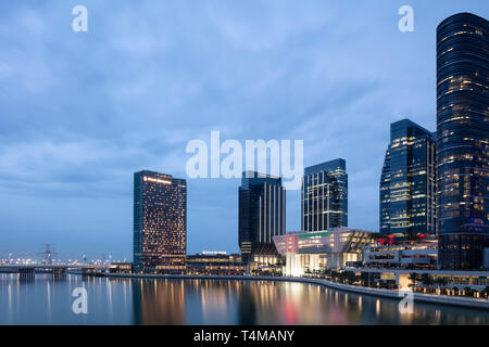 AL MARYAH ISLAND, ABU DHABI, VEREINIGTE ARABISCHE EMIRATE - 11 April, 2019: Das Four Seasons Hotel (links), Galleria Shopping Mall (Mitte), Abu Dhabi globalen M Stockfoto