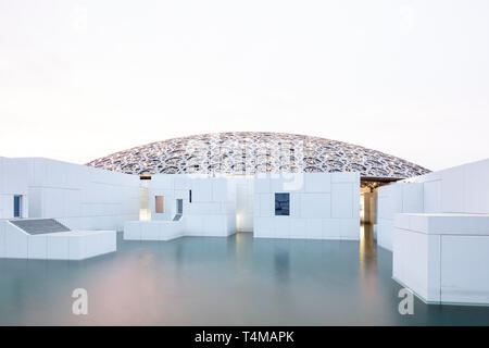 SAADIYAT ISLAND, ABU DHABI, VEREINIGTE ARABISCHE EMIRATE - 12 April 2019: Der Louvre Abu Dhabi auf der Insel Saadiyat, entworfen von Architekt Jean Nouvel. (Ryan Stockfoto