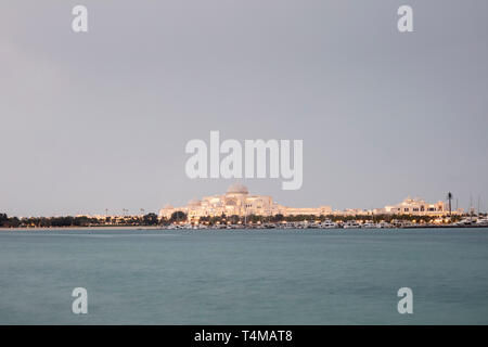 ABU DHABI, VEREINIGTE ARABISCHE EMIRATE - 13. April 2019: Der Präsidentenpalast, vor kurzem als Qasr Al Watan, der Palast der Nation zu Stockfoto