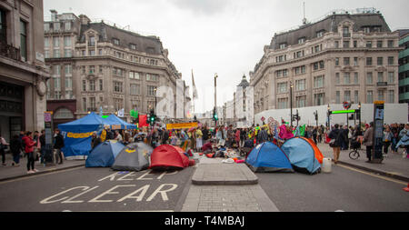 London UK 17th April 2019: Extinction Rebellion: Klimaschutzaktivisten protestieren in Regent Street, Oxford Circus, Credit: Ian Humphreys Stockfoto