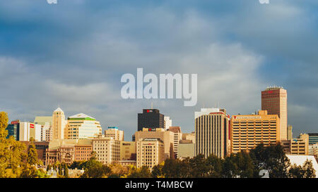 Adelaide, Südaustralien - September 24, 2017: Adelaide City Skyline Blick in Richtung Süden auf einen Tag Stockfoto