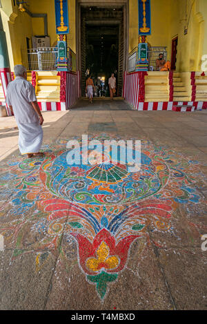 Vertikale Ansicht von RANGOLI am Eingang des Thillai Nataraja Tempel in Chidambaram, Indien. Stockfoto