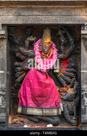 Vertikale Ansicht von einer Schnitzerei auf der Mauer am Thillai Nataraja Tempel in Chidambaram, Indien. Stockfoto