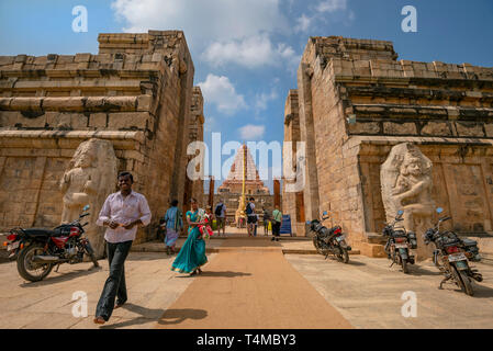 Horizontale Ansicht von Touristen am Tempel in Gangaikonda Cholapuram Brihadishvara, Indien. Stockfoto