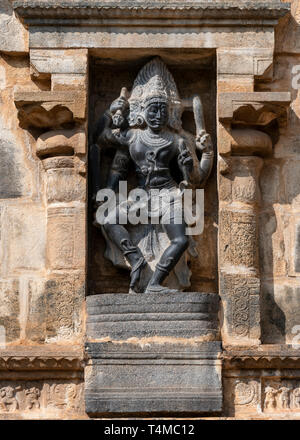 Vertikale Ansicht eines Granit statue schmücken die Airavatesvara Tempel in Darasuram oder Dharasuram, Indien. Stockfoto