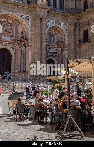 Malaga, Spanien 04.04.2019: hübsche kleine Quadrat neben dem cathedrel durch Bars und Restaurants mit Terrassen in Málaga, Spanien colocadas en el Rest umgeben Stockfoto