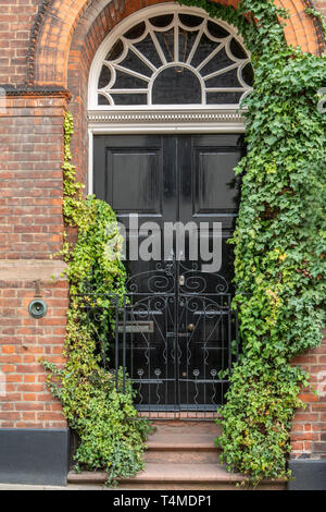 Ivy überdachte Eingangstür Bury St Edmunds Stockfoto