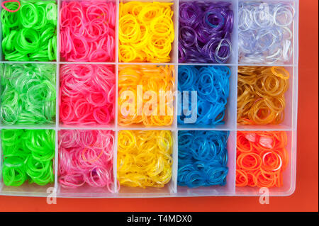 Farbige Gummi für das Weben in Kunststoffbox. Stockfoto