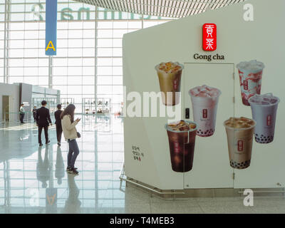 März 2019 - Südkorea: Store Front eines taiwanesischen Gong Cha Bubble Tea franchise Shop am Internationalen Flughafen Incheon Stockfoto