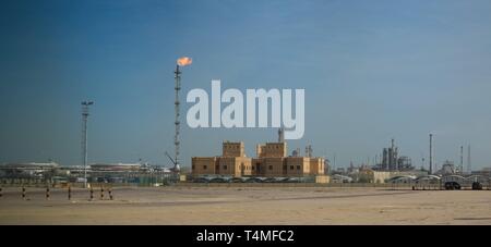 Ölraffinerie der Kuwait Stadt unter den Himmel in Kuwait. Stockfoto