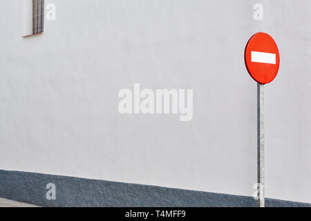 Verboten Signal und weiße Wand Fassade auf eine leere Straße Stockfoto