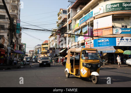 Tuk-Tuks entlang Preah Ger Ang Straße, Sangkat Phsar Chas, Phnom Penh, Kambodscha, Südostasien, Asien Stockfoto