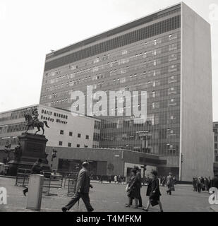 1960s, historisches, modernes Bürogebäude, Hauptquartier der Zeitungen „The Daily Mirror“ und „Sunday Mirror“, im HOBORN Circus, London, England, Großbritannien. Das elf Stockwerke hohe Gebäude, das Sir Owen Williams zugeschrieben wird, beherbergt Büros und Druckmaschinen. Mirror Group Newspapers zog 1994 aus, und das Hochhaus aus Beton im 'Brutalistischen' Stil wurde später abgerissen, ebenso wie die meisten dieser Art von Nachkriegsbauten. Stockfoto