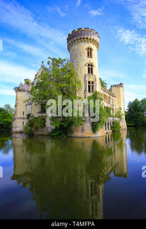 Märchenhafte Ruine von La Mothe-Chandeniers schloss in der Nouvelle-Aquitaine Region, Frankreich, Europa Stockfoto