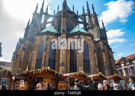 Prag, Tschechische Republik, 17. April 2019: Ostern Märkte auf der Prager Burg, Veitsdom Stockfoto