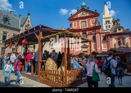 Prag, Tschechische Republik, 17. April 2019: Ostern Märkte auf der Prager Burg, Veitsdom Stockfoto