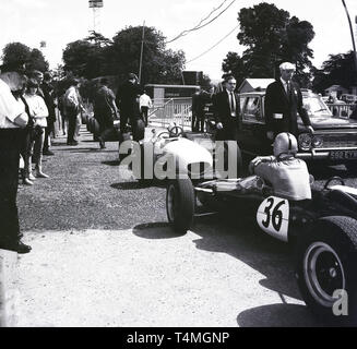 1960 s, historischen Motorsport Rennstrecke im Crystal Palace in London, London, England, UK, Treiber in Autos warten, um den Titel zu geben. Stockfoto
