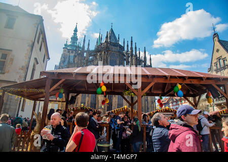 Prag, Tschechische Republik, 17. April 2019: Ostern Märkte auf der Prager Burg, Veitsdom Stockfoto