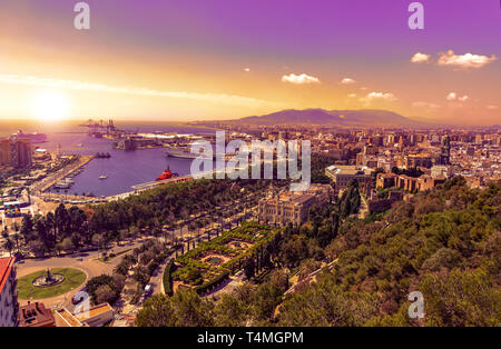 Antenne Aussicht auf Malaga, Andalusien, Spanien und das Meer im späten purple Sunset Stockfoto