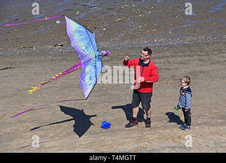 Vater und Sohn flying a Kite am Strand. Morecambe, Lancashire, England, Vereinigtes Königreich, Europa. Stockfoto