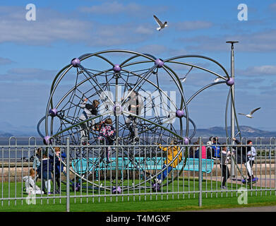 Kinder spielen auf einem Klettergerüst. Die Promenade, Morecambe, Lancashire, England, Vereinigtes Königreich, Europa. Stockfoto