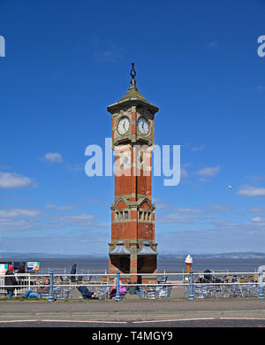 Der Uhrturm und der Turm Cafe. Die Promenade, Morecambe, Lancashire, England, Vereinigtes Königreich, Europa. Stockfoto