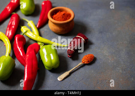 Paprika. Verschiedene Arten von Pfeffer. Paprika, Paprika, Peperoni, getrocknete Paprika, Paprikapulver, jalapeno, Chili, Gewürze. Close-up Stockfoto