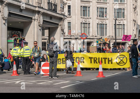 London, Großbritannien - 15 April, 2019: Aussterben Rebellion Mitkämpfer Barrikade in Oxford Circus, der mitkämpfer Oxford Circus, Marble Arch gesperrt Stockfoto