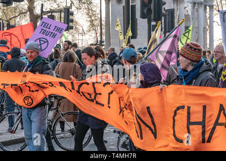 London, Großbritannien - 15 April, 2019: Aussterben Rebellion Mitkämpfer Barrikade in Oxford Circus, der mitkämpfer Oxford Circus, Marble Arch gesperrt. Stockfoto