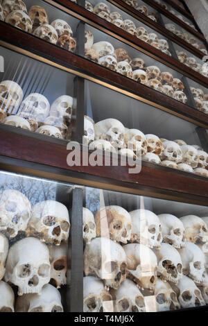 Schädel von Opfern der Roten Khmer in der Gedenkstätte Stupa in den Killing Fields von Choeung Ek, Phnom Penh, Kambodscha, Südostasien, Asien Stockfoto