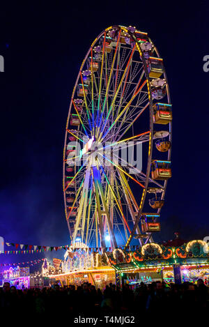 Bunt beleuchtete Schaustellerbetrieben - Riesenrad Stockfoto
