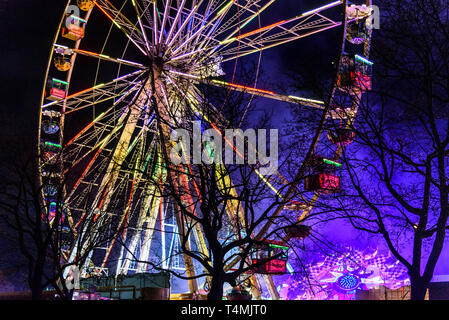 Bunt beleuchtete Schaustellerbetrieben - Riesenrad Stockfoto
