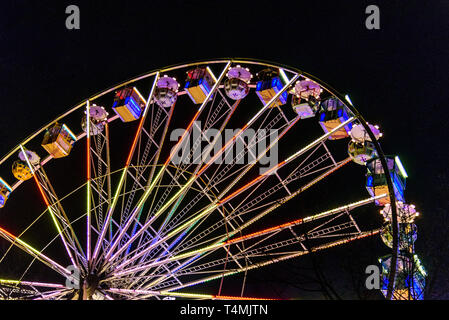 Bunt beleuchtete Schaustellerbetrieben - Riesenrad Stockfoto
