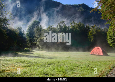 Morgennebel am Camping Rio Gonzalez, pumalin Nationalpark, Patagonien, Region de los Lagos, Chile Stockfoto