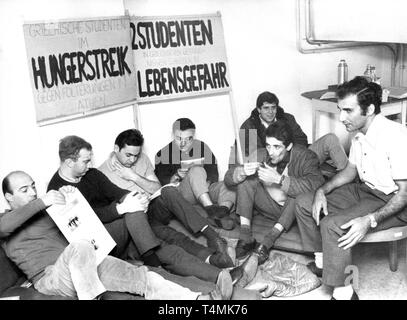 Acht Studenten aus Griechenland im Hungerstreik am 22. Juli 1968 in Stuttgart (Baden-Württemberg, Deutschland). Sie sind an einer Demonstration gegen die Verhaftung von zwei Kommilitonen in Athen (Griechenland). | Verwendung weltweit Stockfoto