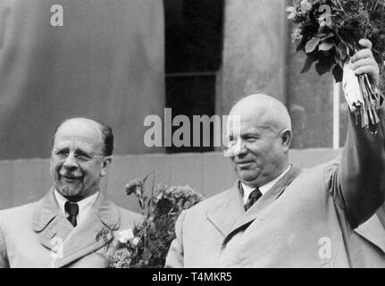 Walter Ulbricht (L), Erster Sekretär des Zentralkomitees der SED, und Nikita Chruschtschow (R), Erster Sekretär des Zentralkomitees der Kommunistischen Partei der Sowjetunion, dargestellt am Berliner Ostbahnhof am 08. Juli 1958. Chruschtschow war ein Gast auf dem fünften Parteitag der SED bei. | Verwendung weltweit Stockfoto