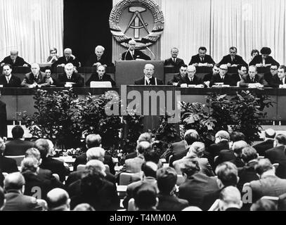 Walter Ulbricht (C), der Vorsitzende des Staatsrates der Deutschen Demokratischen Republik, dargestellt in einer Rede vor dem Ausschuss der Volkskammer in Ost-berlin am 31. Januar 1968. Er stellte einen Entwurf einer sozialistischen neue Verfassung der DDR". Ulbricht zitiert aus Artikel 8 der Verfassung: "Die Deutsche Demokratische Republik und ihre Bürger Bemühen zur Überwindung der Teilung der deutschen Nation, die durch den Imperialismus, gezwungen, sich nach und nach die beiden deutschen Staaten zum Zeitpunkt der Wiedervereinigung auf der Grundlage von Demokratie und Sozialismus Schmach." Foto: ADN-Zentralbild Stockfoto