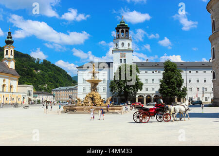 Salzburg, Österreich - 27. Juni 2016: Panoramablick auf Salzburg, Österreich, Europa. Tag Sommer mit blauen Wolken am Himmel. Menschen gehen in Center Park Stockfoto