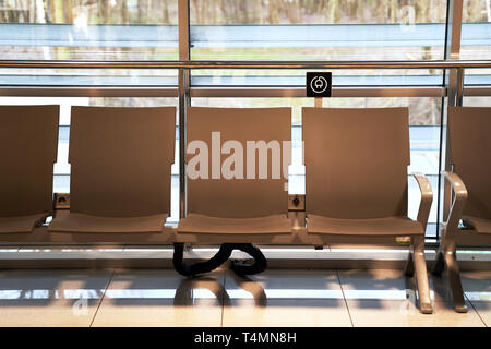 Kostenlose Batterieladestation in der Nähe von Sitzplätzen in den internationalen Flughafen für Reisende Stockfoto