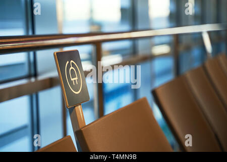 Kostenlose Batterieladestation in der Nähe von Sitzplätzen in den internationalen Flughafen für Reisende Stockfoto
