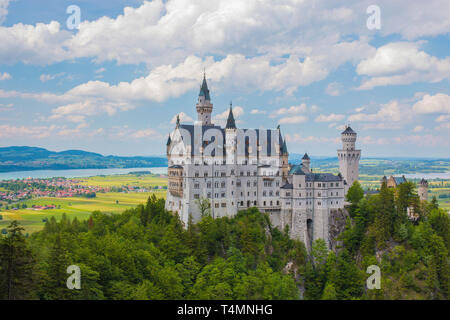 Bayern, Deutschland - 30. Mai 2017: Blick von der Brücke auf das mittelalterliche Schloss Neuschwanstein Stockfoto